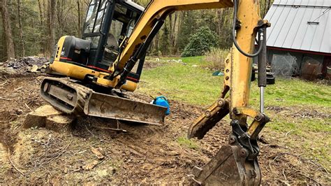 Replacing a broken hydraulic line on the swivel of the Caterpillar 